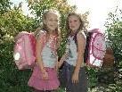 v.l. Lea & Antonia aus Altach freuen sich sichtlich auf den bevorstehenden Schulbeginn am 13. September