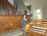 Bild: Obfrau Barbara Offner vor der alten Orgel.