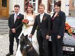 Brautpaar Jasmin Schoder und René Tschenett mit den Trauzeugen Ines Engstler und Stefan Schoder und mit Fire, dem belgischen Schäferhund.