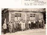 Die Belegschaft der Hutfabrik im Jahr 1953 vor dem Gasthaus "Taube"