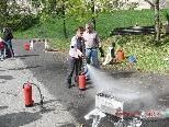 Die Freauen des "MOHI" übten den Umgang mit dem Feuerlöscher. Die Freauen des "MOHI" übten den Umgang mit dem Feuerlöscher.