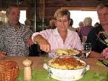 Die Männer Ernst und Johann erwarteten es kaum, bis Christl Tiefenthaler Paulines berühmte Kässpätzle geschöpft hatte Die Männer Ernst und Johann erwarteten es kaum, bis Christl Tiefenthaler Paulines berühmte Kässpätzle geschöpft hatte