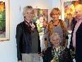 Die Witwe des Künstlers Huberta Honold mit den Kindern Ingeborg, Heidrun und Wolfgang in der Ausstellung in Weingarten