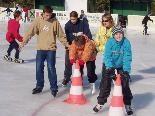 Eislaufkurs für Kids ab 6 Jahren auf der Kunsteisbahn in den Herbstferien.