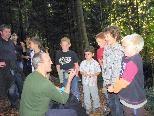 Förster Jürgen Ernst weiht die Kinder in die Geheimnisse der Natur ein
