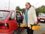 Freiwillige Helferinnen und Helfer stellen die Mahlzeiten zu. Freiwillige Helferinnen und Helfer stellen die Mahlzeiten zu.