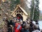Großes Interesse der Hittisauer Bevölkerung an der neu renovierten Kommabrücke. Großes Interesse der Hittisauer Bevölkerung an der neu renovierten Kommabrücke.