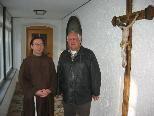 Heinz Seeburger mit Vikar Pater Johannes im Kreuzgang des Franziskanerklosters