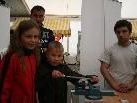 Interessierte Jugendliche an den einzelnen Ständen ... Interessierte Jugendliche an den einzelnen Ständen ...