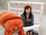 Janine mit der orangen Kappe und Krabbe
