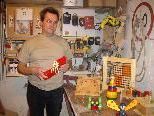 Johannes Gangel präsentiert in seiner Werkstatt im Keller einige bunte Werkstücke, darunter auch Spielzeug zum lernen. Johannes Gangel präsentiert in seiner Werkstatt im Keller einige bunte Werkstücke, darunter auch Spielzeug zum lernen.