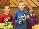 Kinder verkaufen ihre Spielsachen Kinder verkaufen ihre Spielsachen