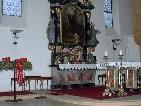 Beim Sonntagsgottesdienst in der Pfarrkirche St. Anton im Montafon werden die von den Gläubigen mitgebrachten Adventkränze geweiht.