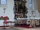 Beim Sonntagsgottesdienst in der Pfarrkirche St. Anton im Montafon werden die von den Gläubigen mitgebrachten Adventkränze geweiht. Beim Sonntagsgottesdienst in der Pfarrkirche St. Anton im Montafon werden die von den Gläubigen mitgebrachten Adventkränze geweiht.