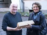 Bild: 1: Vizebürgermeisterin Erika Burtscher gratuliert Friedrich Fels zum 35-Jahr-Jubiläum seines Fotostudios.