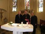 Bischof Elmar Bischof, flankiert von Walter Stadelmann (li.) und Pfarrer Peter Mathei, nahm die Altarweihe vor.