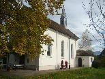 Die St. Antoniuskapelle steht - umgeben von Wiesen - mitten im südlichen Siedlungsgebiet Lustenaus.