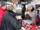 Die kleinen Marktstände stehen dicht an dicht und lassen vorweihnachtliche Gefühle aufkommen. Die kleinen Marktstände stehen dicht an dicht und lassen vorweihnachtliche Gefühle aufkommen.