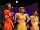 Die temperamentvollen Vienna Swing Sisters mit Lisa Jakob, Stephanie Lang & Susanne Fanny Rader unterhielten das Konzertpublikum auf der Bühne AMBACH