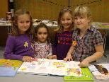 Franziska, Katrin, Johanna und Clarissa schmökerten gemeinsam in den bunten Bilderbüchern. Franziska, Katrin, Johanna und Clarissa schmökerten gemeinsam in den bunten Bilderbüchern.
