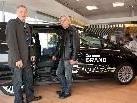 Geschäftsführer Meinrad Schlichtling zeigte Wolfgang Verocai den neuen Ford C-Max.