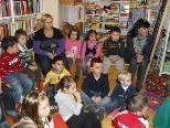 Gespannt lauschten die Kinder den Erzählungen von Angelika Heinzle Gespannt lauschten die Kinder den Erzählungen von Angelika Heinzle