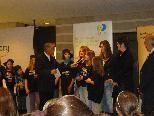 Jugendteam der Bücherei Raggal mit Klaudia Bühel und Landeshauptmann bei der Preisverleihung.