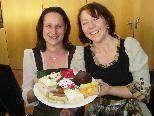 Schmackhafte Kuchen genossen auch Regina und Simone (Bäuerinnen aus Brederis).