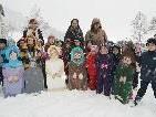 Stolz präsentieren die "Kleinsten" die Figuren für den Adventweg - passend dazu im Schnee