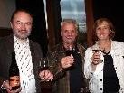 Weinexperte Hubert Sinz inmitten des Winzerehepaares Anita und Hans Nittnaus. Weinexperte Hubert Sinz inmitten des Winzerehepaares Anita und Hans Nittnaus.