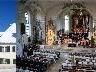 Christtagsmesse in der Stadtpfarrkirche mit Chor und Orchester unter Leitung von Elgar Odo Polzer (kleines Bild).