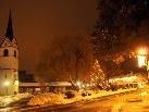 Der tagsüber geschmückte Weihnachtsbaum im Zentrum von Fußach strahlte am Abend. Der tagsüber geschmückte Weihnachtsbaum im Zentrum von Fußach strahlte am Abend.