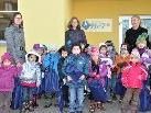 Mit einer Büchertasche ausgerüstet, statten die Kindergärtler alle vier Wochen der Bibliothek einen Besuch ab. Mit einer Büchertasche ausgerüstet, statten die Kindergärtler alle vier Wochen der Bibliothek einen Besuch ab.