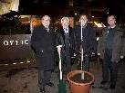 Sie pflanzten zur Eröffnung einen Apfelbaum: Bürgermeister DI Wolfgang Rümmele, DI Günter Schertler, DI Joachim Alge, Erich Mayer, MBA (v. l.).