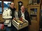 Ulrich Zeni von der Tiroler Landwirtschaftskammer überreicht Wilfried Amann einen Geschenkskorb als kleines Dankeschön