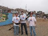 Markus (Mitte) mit Freddy (r.) und Sergio in den Slums von Lima.