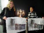 Sharaon und Mama Sabine mit den signierten Kunstwerken von Haegue Yang
