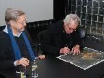 Das renommierte Künstlerduo Fischli & Weiss bei seiner Signierstunde.