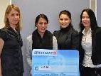 Milena Mischitelli von Stunde des Herzens übernahm symbolisch den Scheck über 400,- von Sandra, Katharina und Viktoria. Milena Mischitelli von Stunde des Herzens übernahm symbolisch den Scheck über 400,- von Sandra, Katharina und Viktoria.