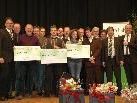So sehen glückliche Gewinner aus! Die Gewinner der drei Hauptpreise mit den Organisatoren, den Direktoren der Banken amKumma und den Bürgermeistern auf der Bühne im KOM So sehen glückliche Gewinner aus! Die Gewinner der drei Hauptpreise mit den Organisatoren, den Direktoren der Banken amKumma und den Bürgermeistern auf der Bühne im KOM