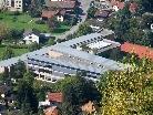 Sonnenkollektoren sind auch in öffentlichen Bauten wie hier bei der Schule Weidach längst Standard.