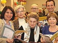 Stadtschulratspräsidentin Susanne Brandsteidl (li.) und Stadtrat Christian Oxonitsch (re. hinten) mit den frischgebackenen Lesepaten. Stadtschulratspräsidentin Susanne Brandsteidl (li.) und Stadtrat Christian Oxonitsch (re. hinten) mit den frischgebackenen Lesepaten.
