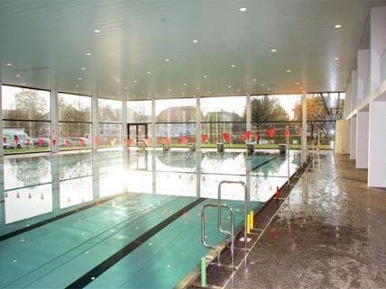 Vor vier Jahren bewarb sich der Beschuldigte um die Konzession einer Schwimmschule im Dornbirner Stadtbad.