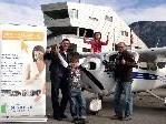 Andreas Seeburger freut sich mit Tim, Alegra und isikaufchef Martin Köb auf den 10. Kinderflugtag
