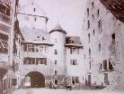 BU: Das Churertor aus dem Jahr 1491 mit dem Salzstadel, 1908 abgerissen