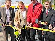 Christian Rötzer, Elisabeth Kolarik und Gerhard Kubik (v.l.) eröffnen die Stromtankstelle vor dem Riesenradplatz.