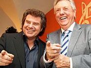 Doch nicht alles heile Welt beim "Musikantenstadl"? Andy Borg und Karl Moik üben sich in Strahlemann-Posen. Doch nicht alles heile Welt beim "Musikantenstadl"? Andy Borg und Karl Moik üben sich in Strahlemann-Posen.