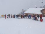 Eine große Schneehschuh-Wandergruppe Eine große Schneehschuh-Wandergruppe