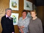 Elisabeth Mathis mit den Künstlerinnen Hadwig Rohner und Rosmarie Berzler