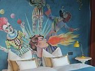 Großformatige Wandgestaltung und ein freier Blick auf die Zweierlinie. Großformatige Wandgestaltung und ein freier Blick auf die Zweierlinie.